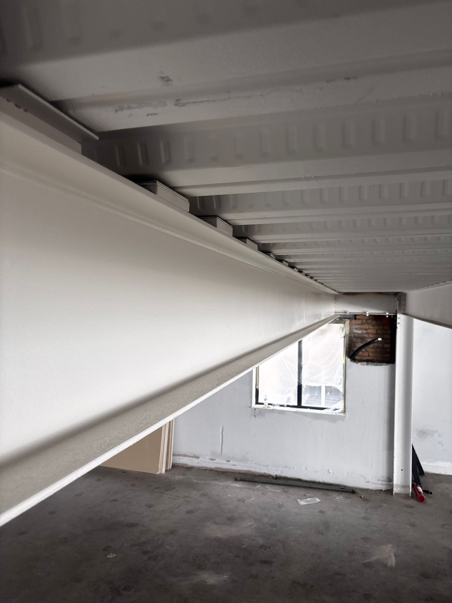 Intumescent base coat application on steel beams